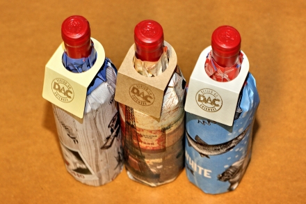 Die beschriftbaren Flaschenlabels aus Kraft-Papier fixieren die Bottlewraps.