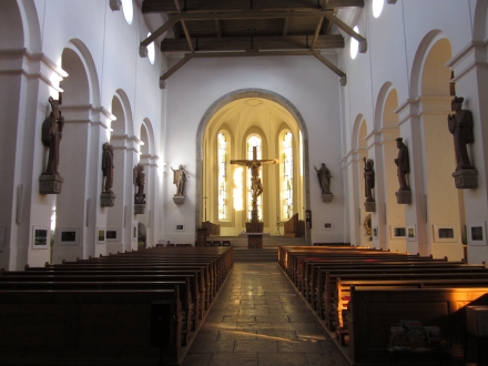 Saalfelden: Moschee- und Synagogenfotos in der katholischen Kirche.